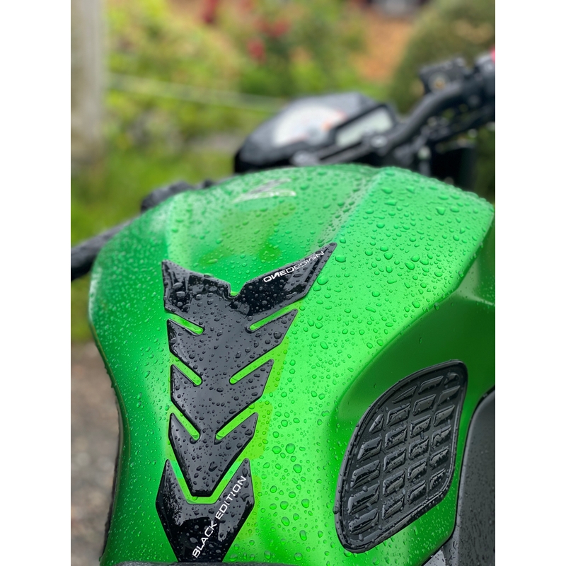 Brændstofdæksel med tryk - blank sort