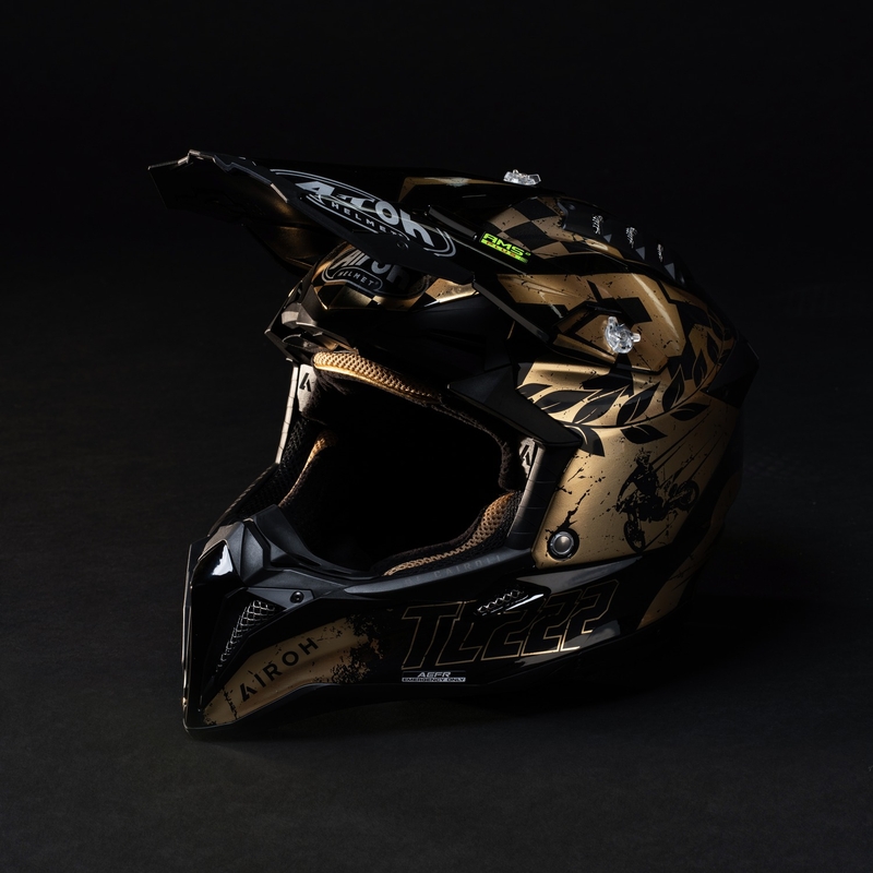 Motocrosshjelm Airoh Aviator 3.0 "TC 222 THE LEGEND" sort-guld
