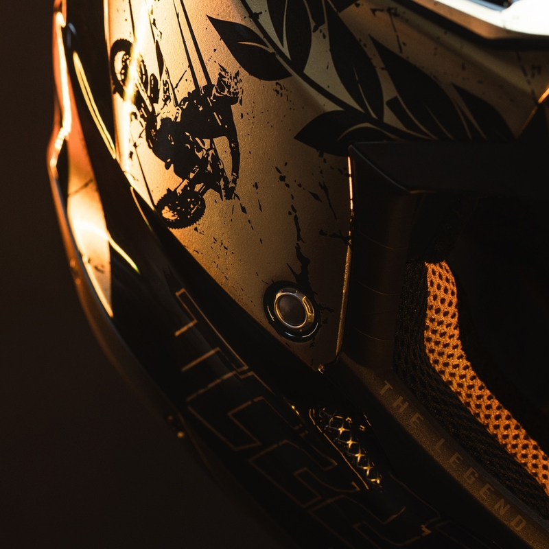 Motocrosshjelm Airoh Aviator 3.0 "TC 222 THE LEGEND" sort-guld