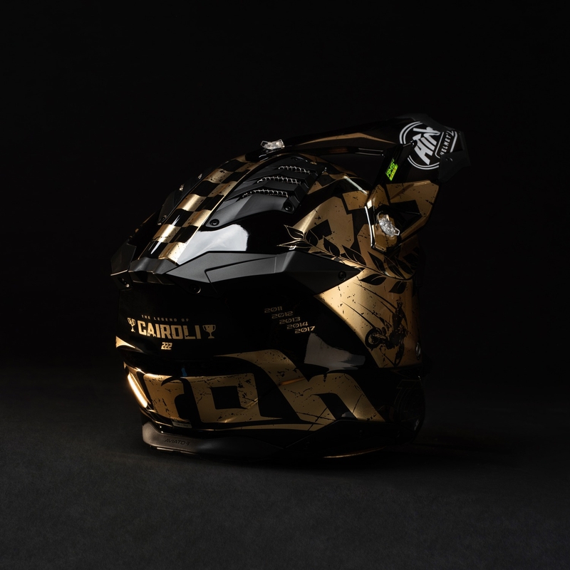 Motocrosshjelm Airoh Aviator 3.0 "TC 222 THE LEGEND" sort-guld