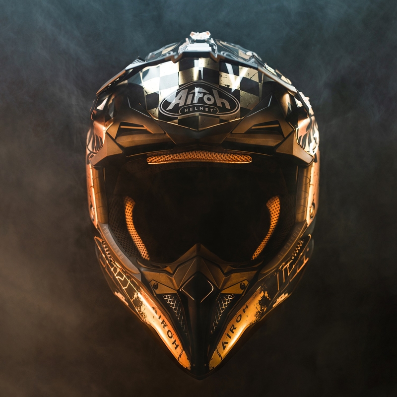 Motocrosshjelm Airoh Aviator 3.0 "TC 222 THE LEGEND" sort-guld