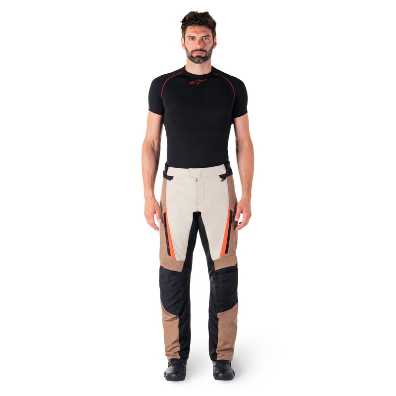 Alpinestars ST-1 Waterproof khaki-sand-sort-fluoro rød motorcykelbukser