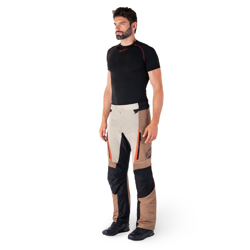 Alpinestars ST-1 Waterproof khaki-sand-sort-fluoro rød motorcykelbukser