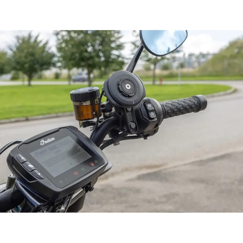 Basen er monteret i Quad Lock® motorcykelkoblingsholderens bremse-/koblingshovedcylinderbeslag