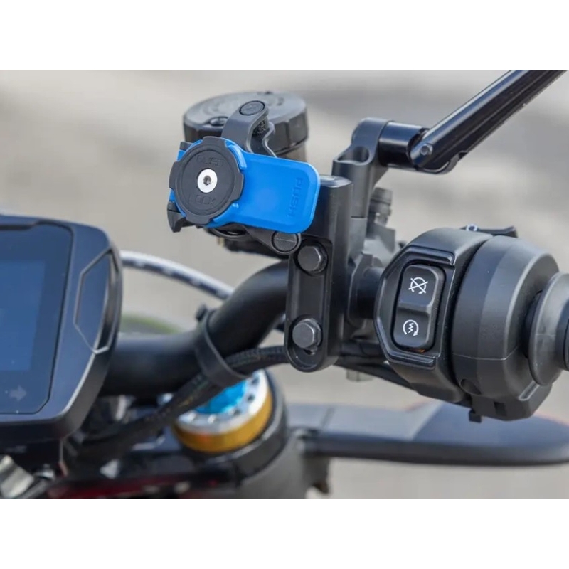 Basen er monteret i Quad Lock® motorcykelkoblingsholderens bremse-/koblingshovedcylinderbeslag